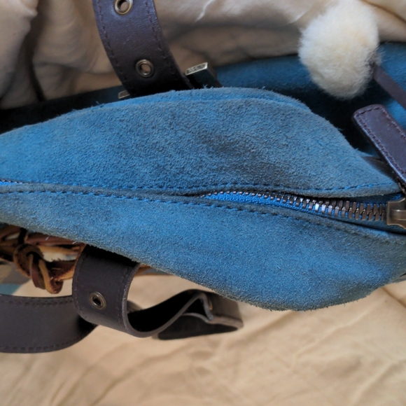 UGG blue suede bowler bag with leather and shearling trim - Picture 6 of 10